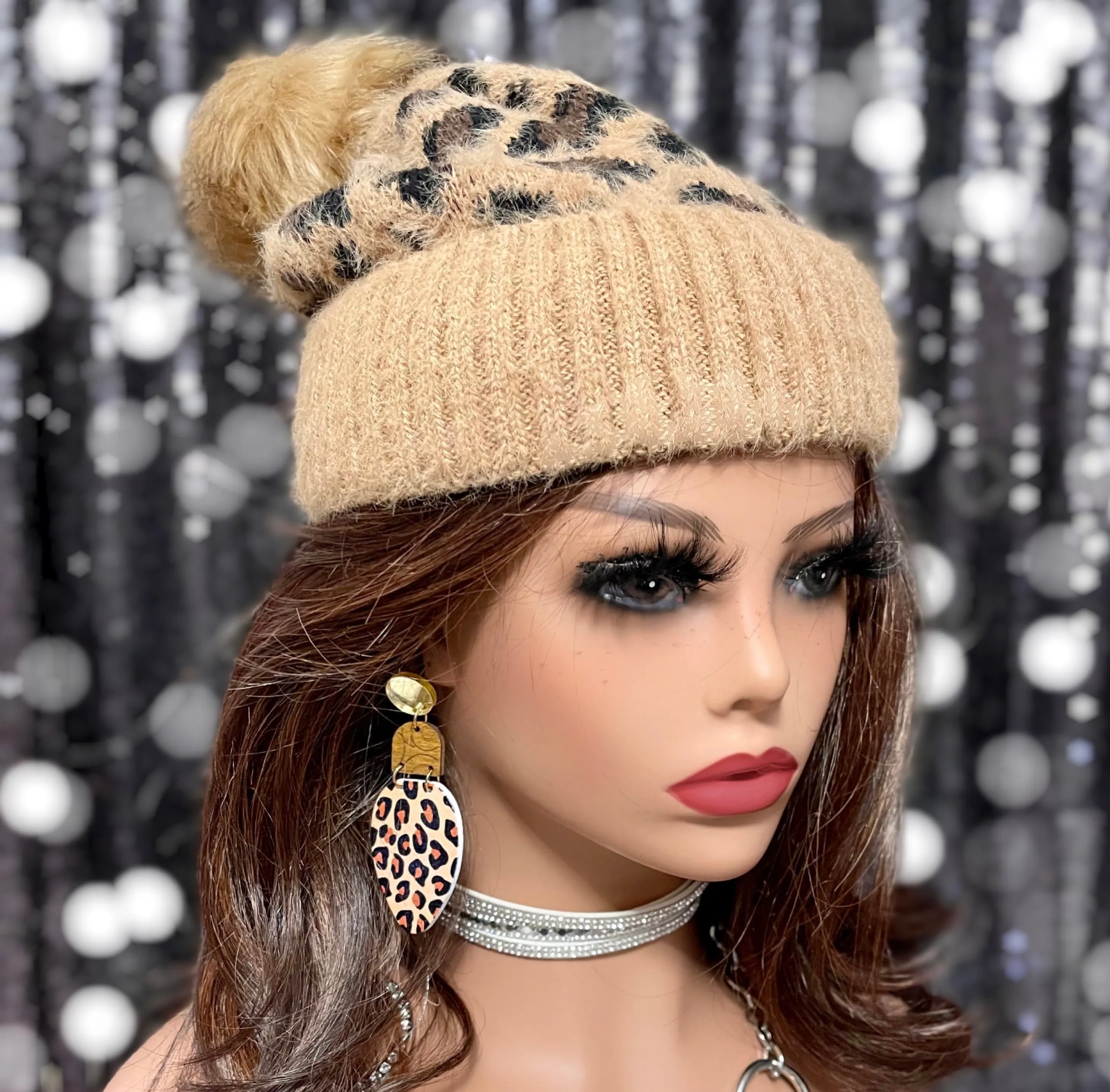 Beanie hat with pom pom Leopard print (camel & black)