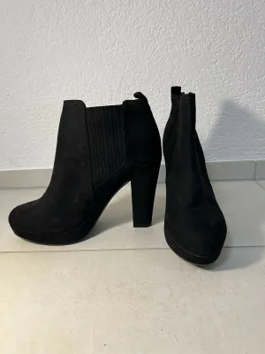 Boots mit Absätzen Gr 39