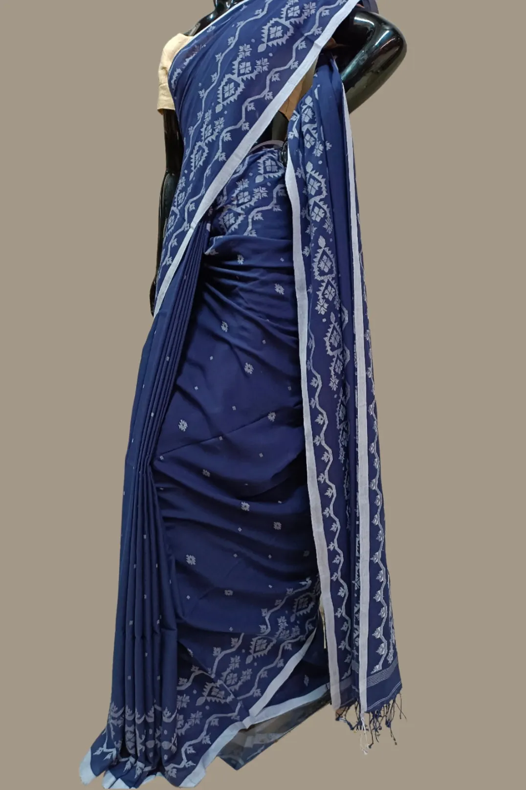 Discover Balaram Saha's Exquisite Indigo Handloom Jamdani Saree