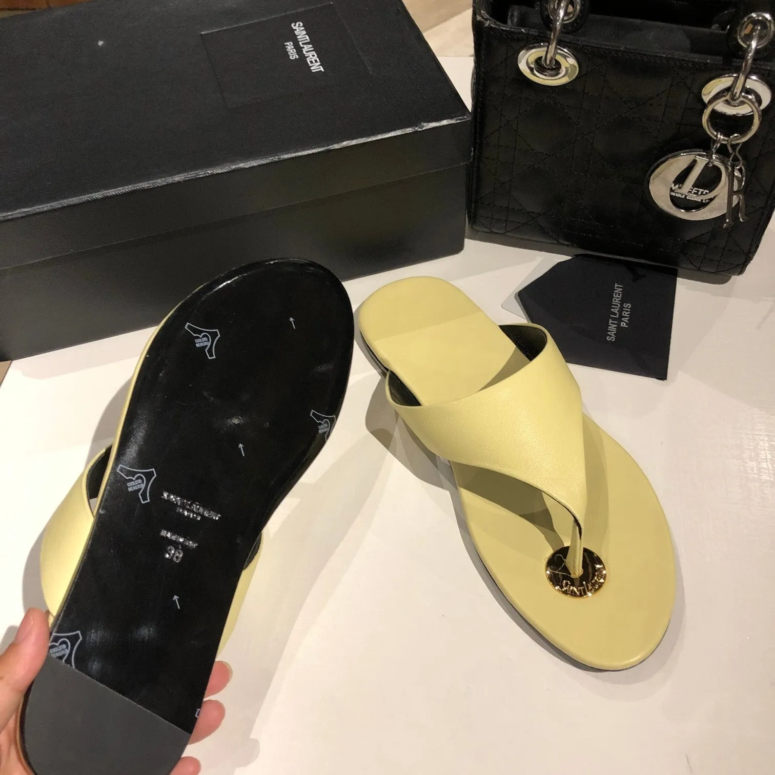 FLAT THONG IN LIGHT YELLOW CALFSKIN