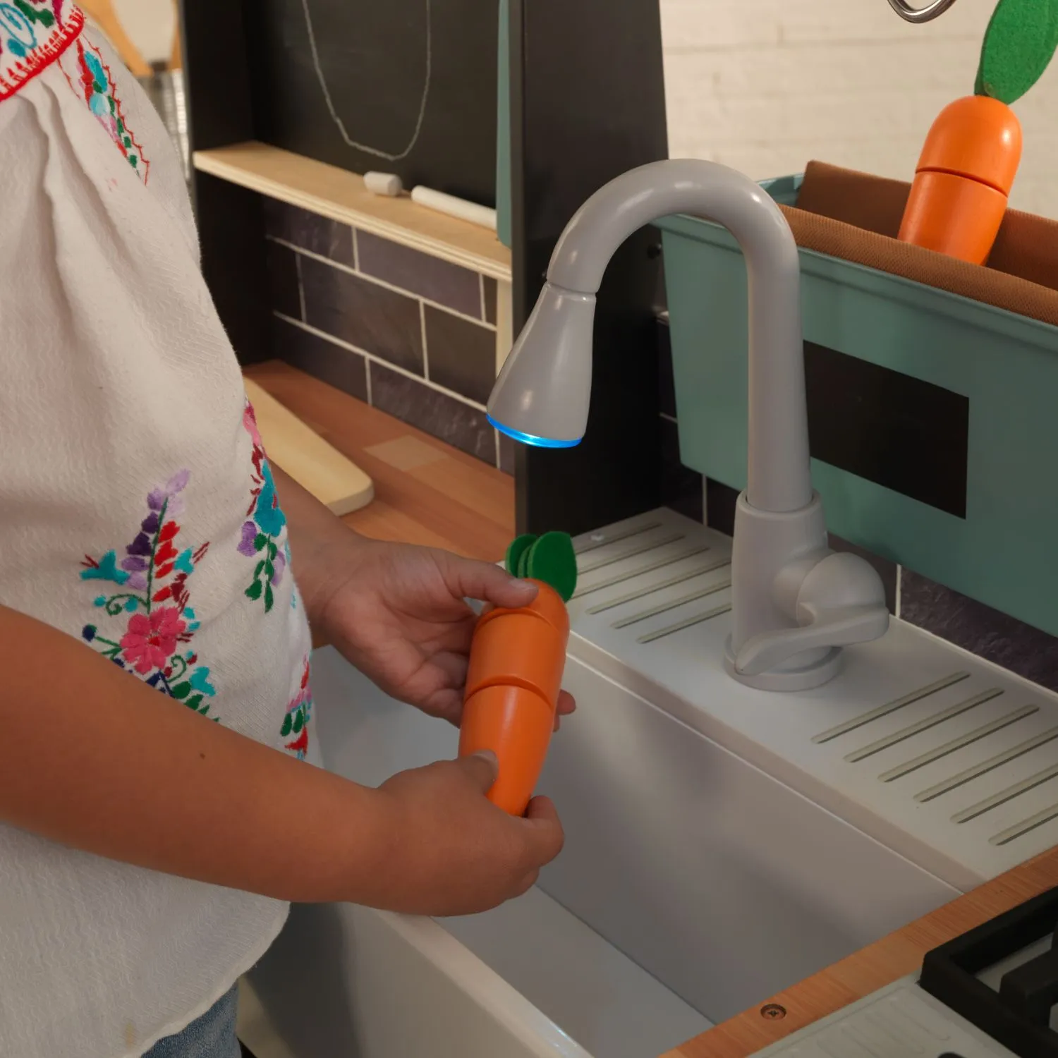 KidKraft Farm to Table Play Kitchen with EZ Kraft Assembly