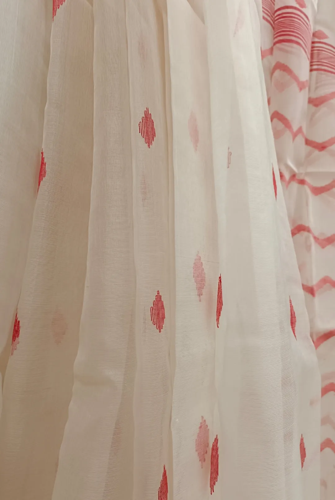 Off-White & Red Handloom Muslin Silk Jamdani Saree