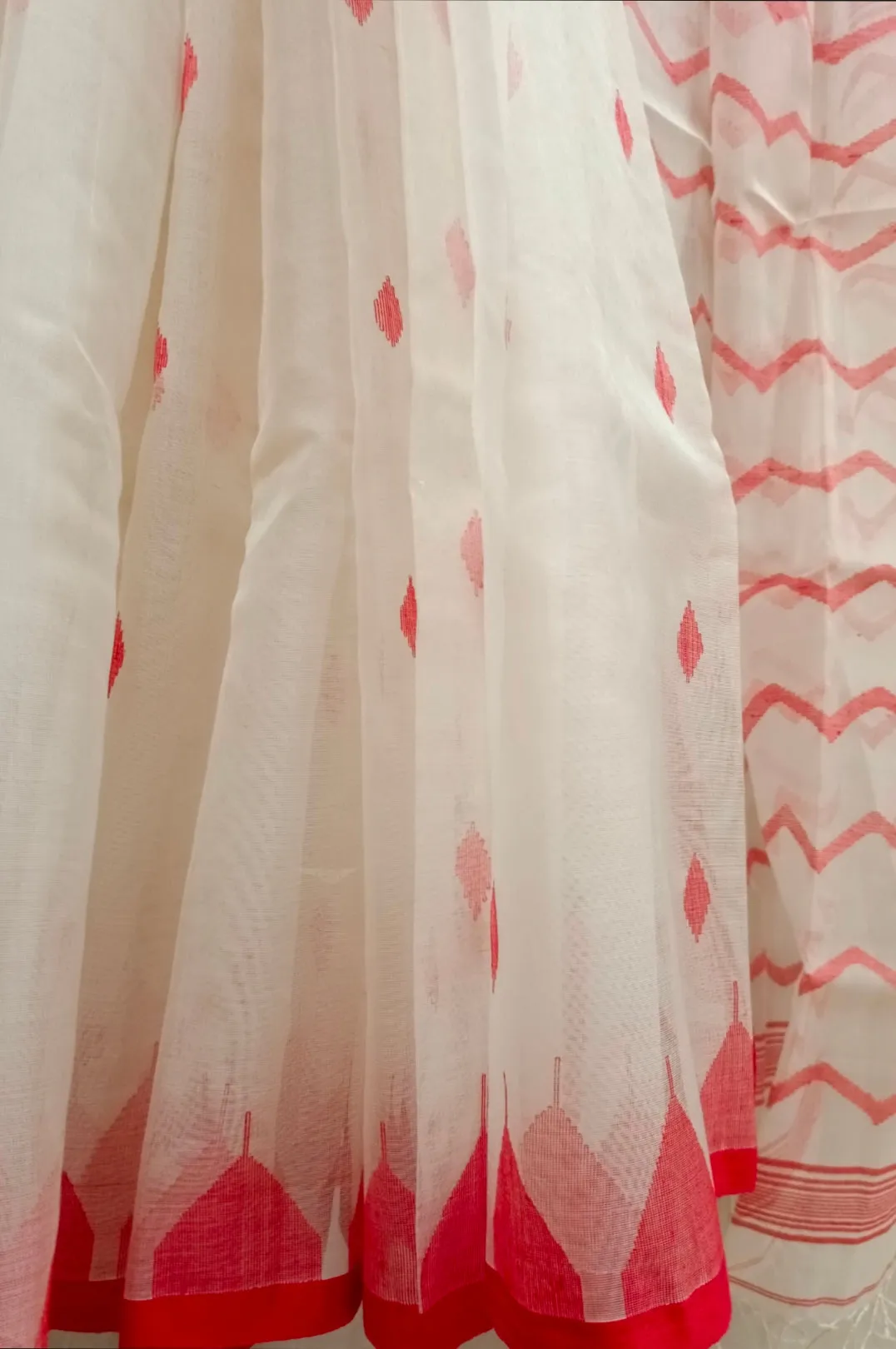 Off-White & Red Handloom Muslin Silk Jamdani Saree