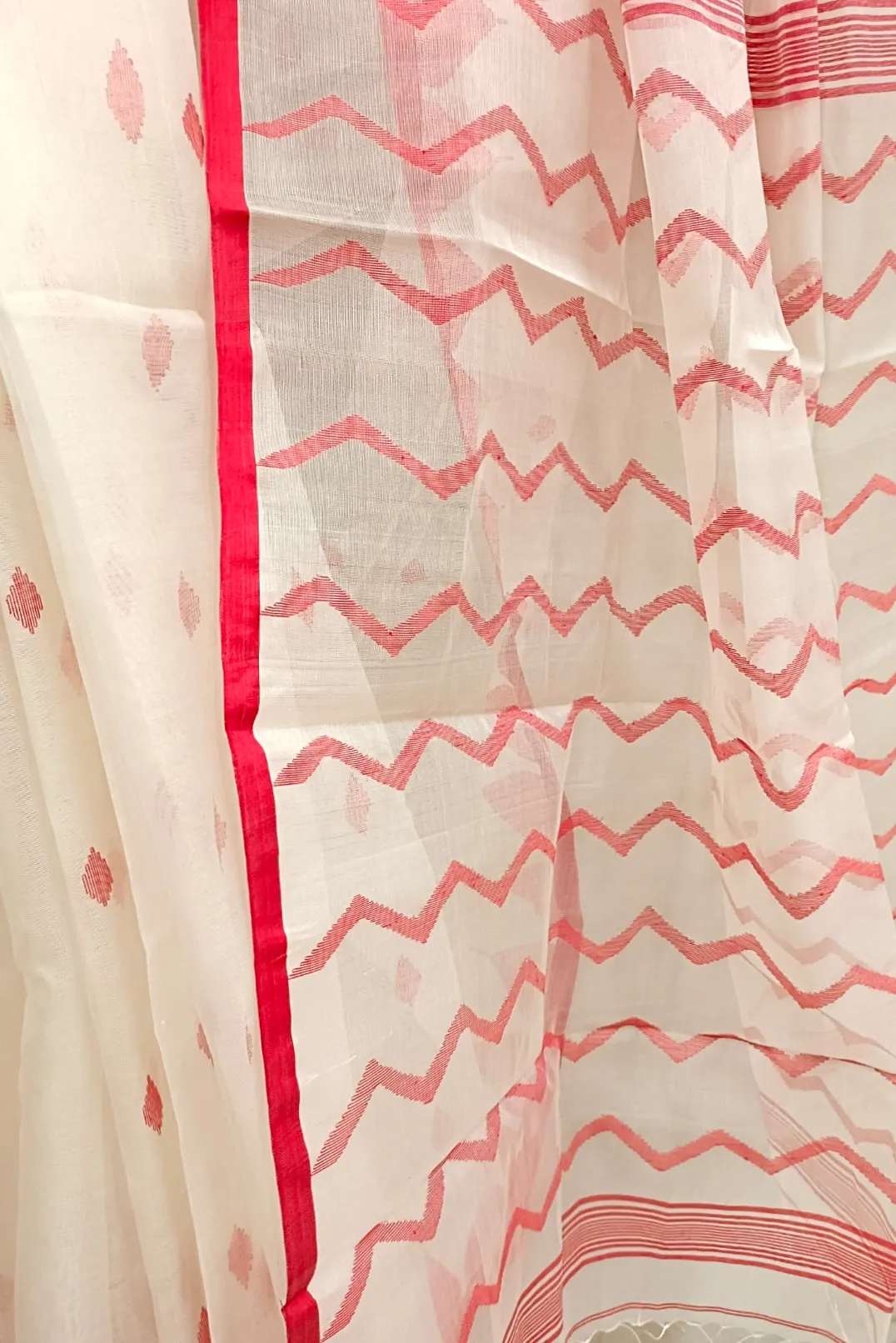 Off-White & Red Handloom Muslin Silk Jamdani Saree