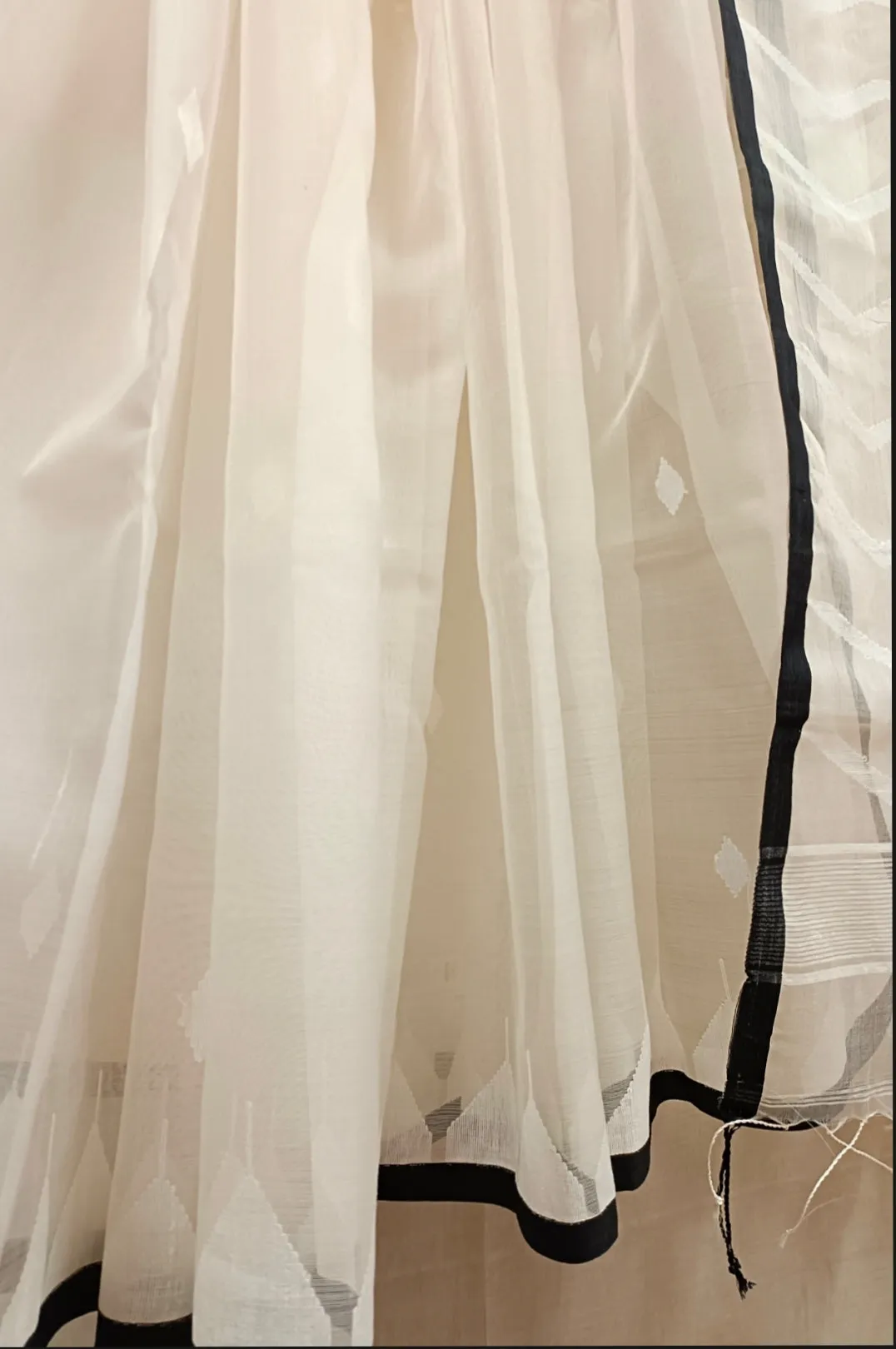 Off-White Handloom Muslin Silk Jamdani Saree