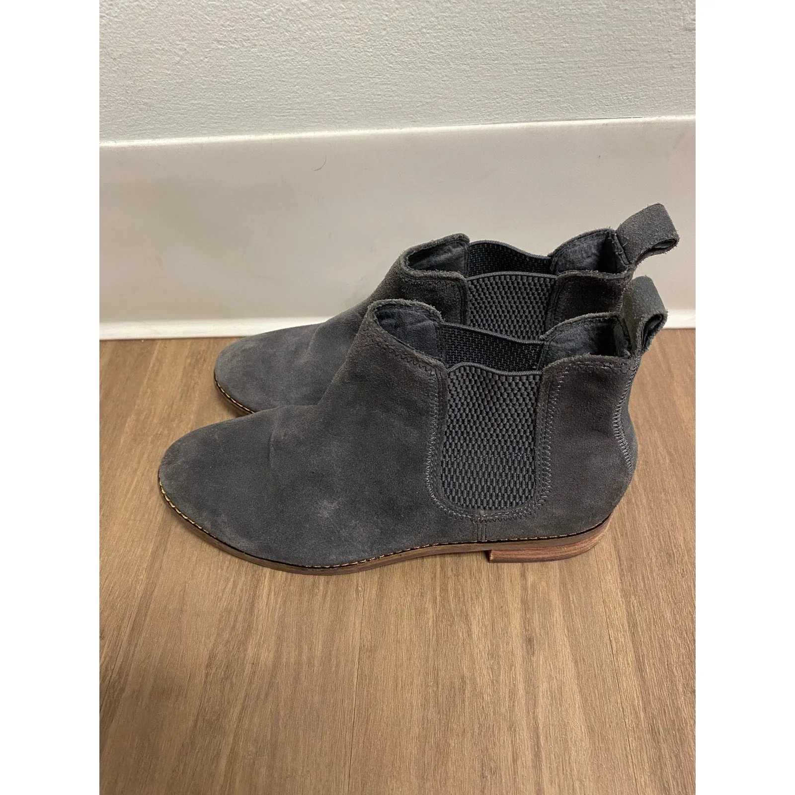 Tom's Gray Suede Pull On Booties  Sz 7.5