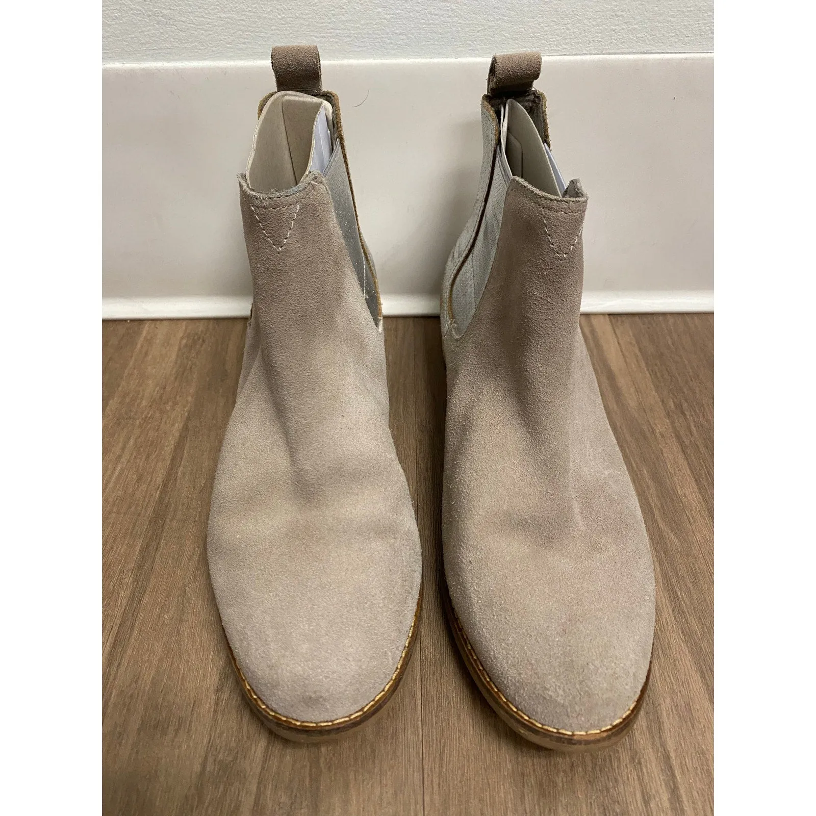 Tom's Tan Silver Suede Pull on Booties Sz 8