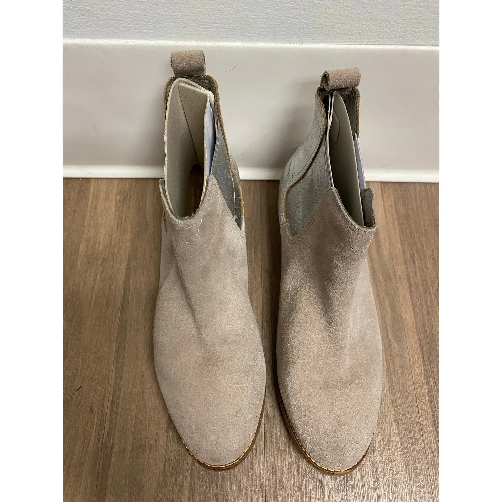 Tom's Tan Silver Suede Pull on Booties Sz 8