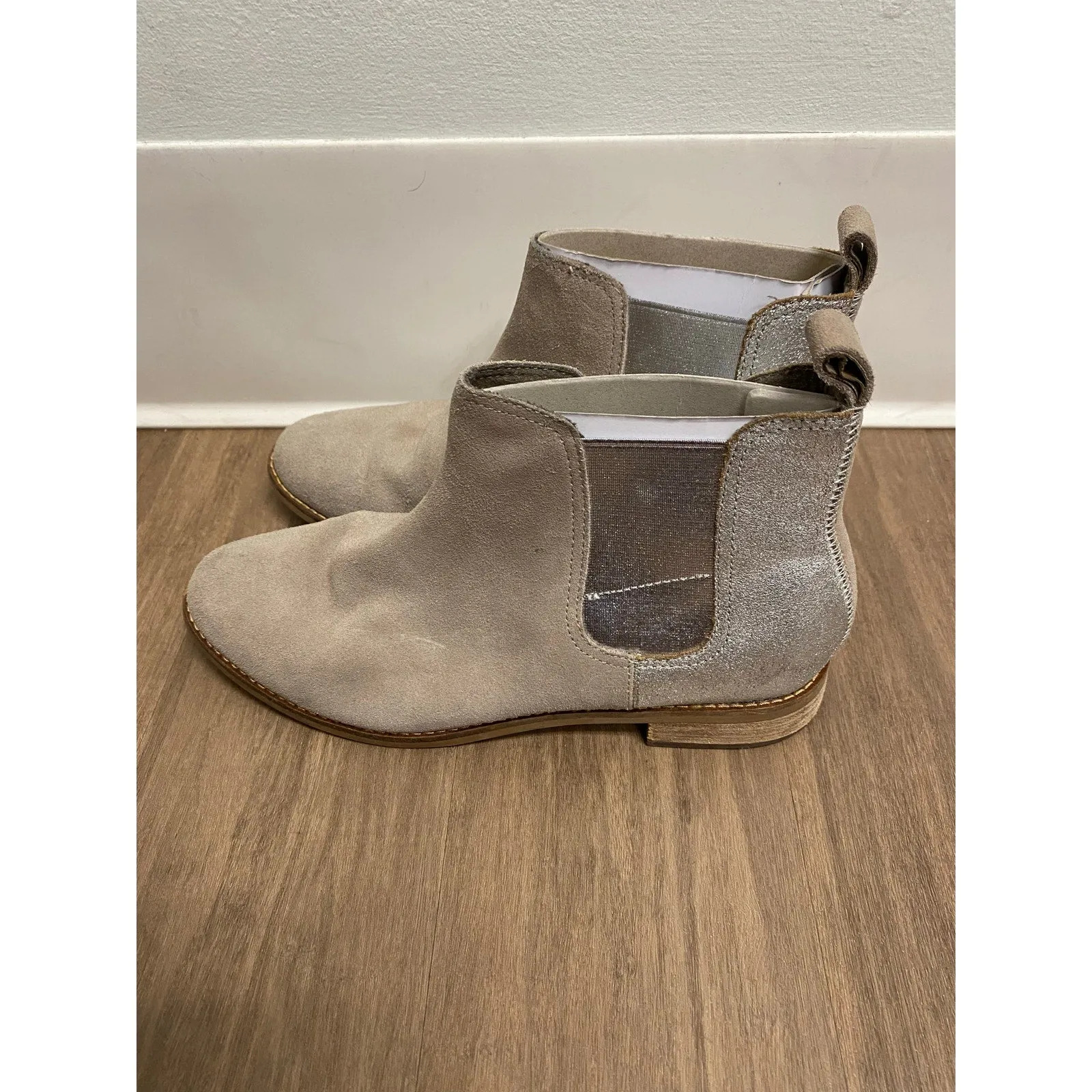 Tom's Tan Silver Suede Pull on Booties Sz 8