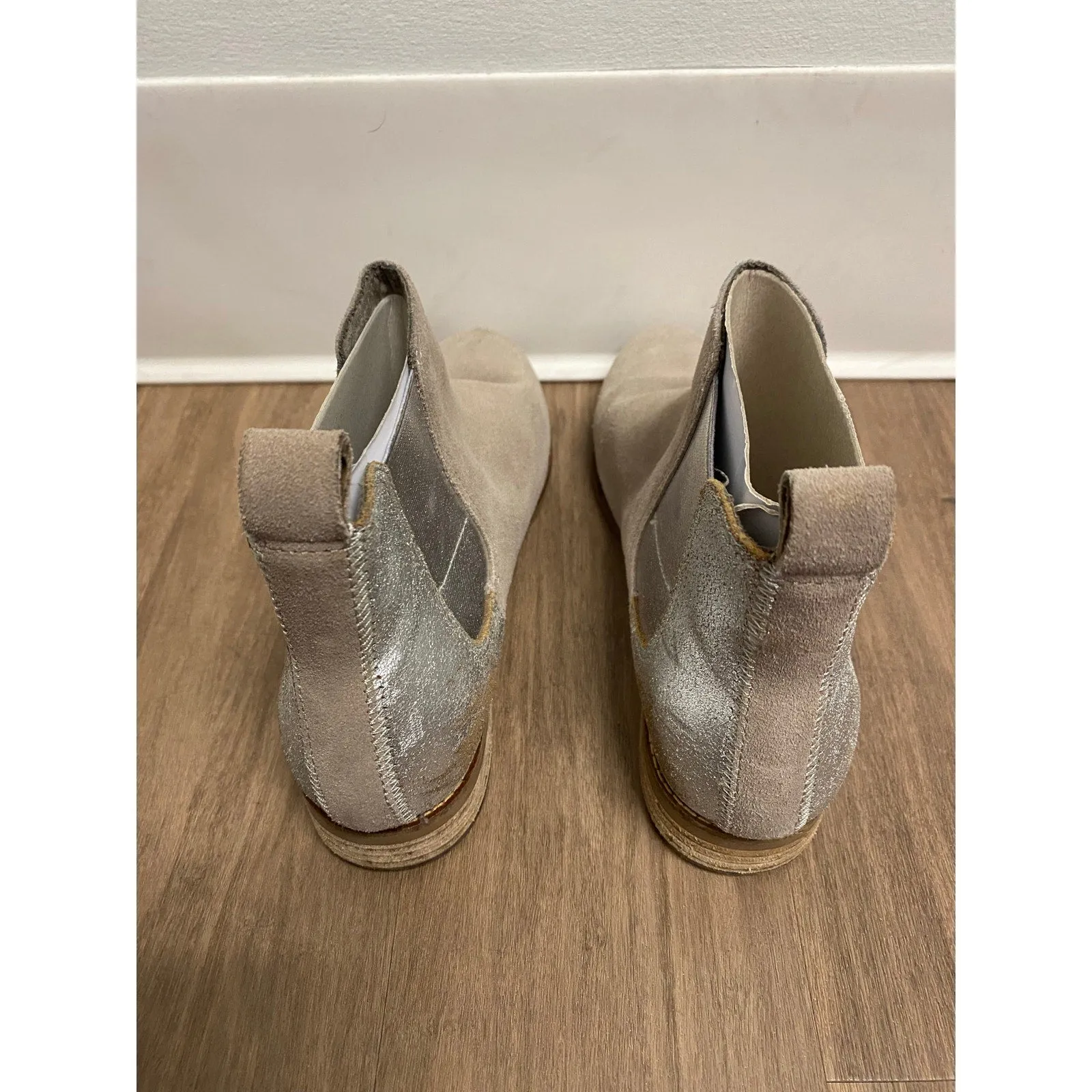 Tom's Tan Silver Suede Pull on Booties Sz 8