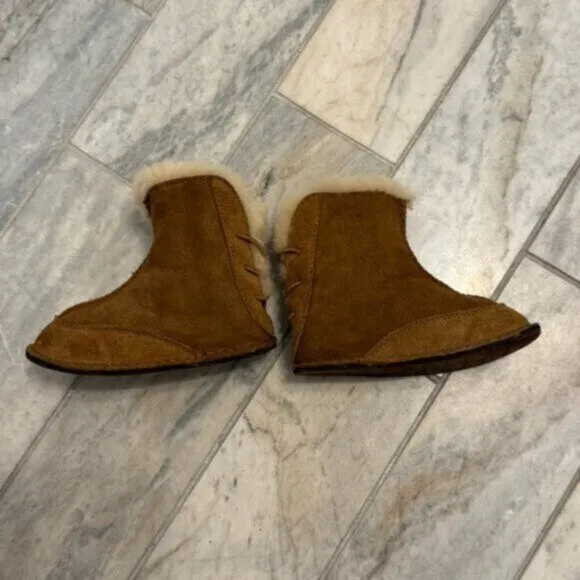 UGG BOO Infant Medium Unisex size 4/5 (12-18 months) 5206 Chestnut Boot